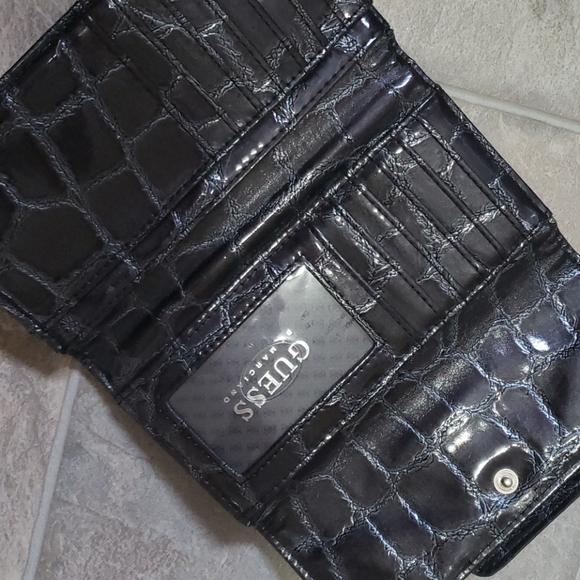 Guess Wallet - Picture 3 of 5